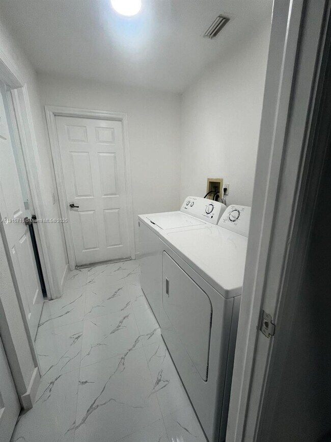 Building Photo - 2138 Amstead St