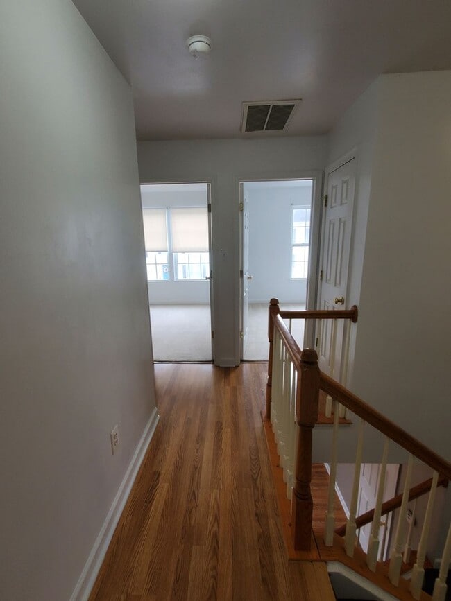 Building Photo - 833 Gallows Ct