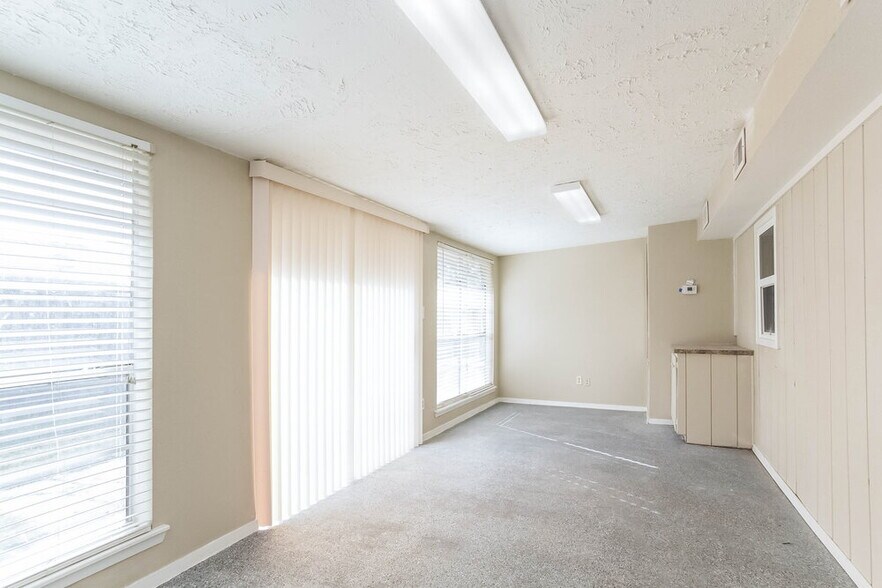 Building Photo - 7010 Foxmont Ln