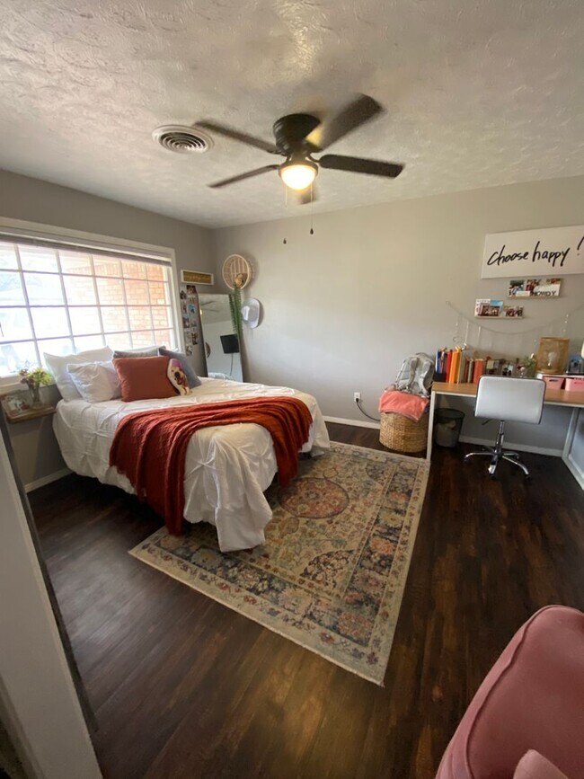 Building Photo - Great 3 Bedroom 2 Bathroom house with Bonu...