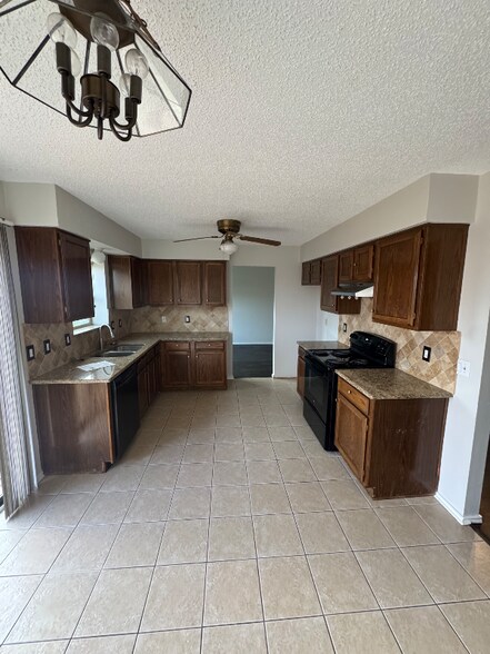 Building Photo - 3905 Picato Dr