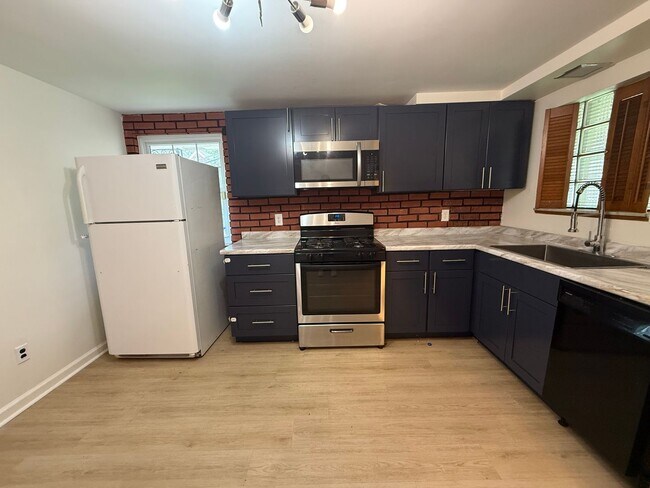 Building Photo - Updated Home - West Mifflin
