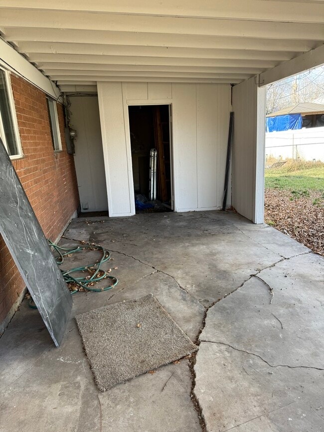 Building Photo - 833 N Riverside Dr