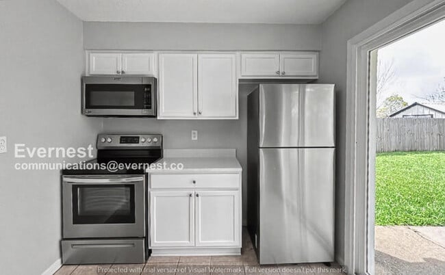 Building Photo - 3 Bed, 2 Bath Home with Fenced Yard & Garage / Pet-Friendly / Available Now!