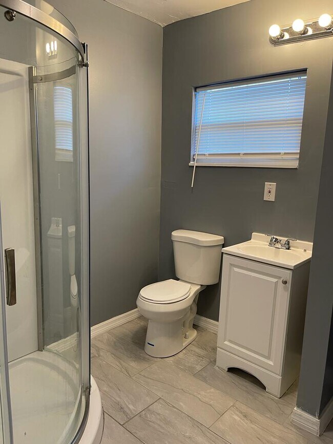 Building Photo - 2524 Hiland St