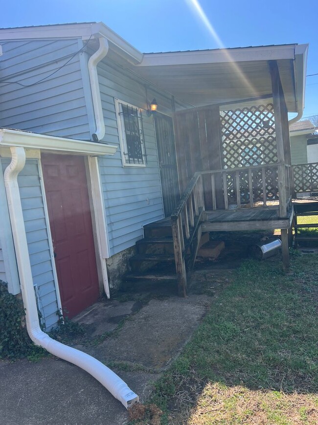 Building Photo - 1 month free with 13 month lease- East Nas...