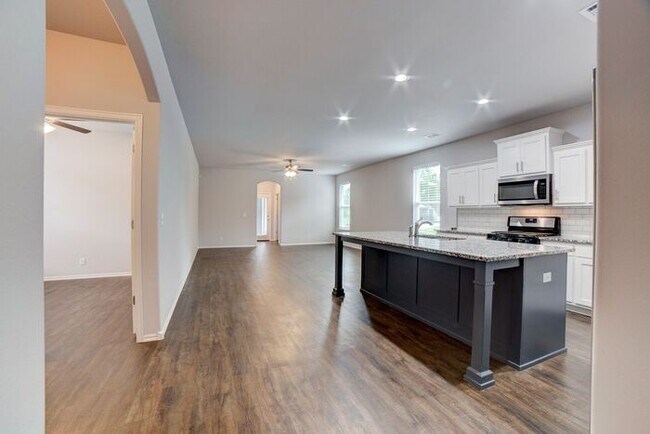 Building Photo - Unique 4/2/2 Near Downtown Tulsa!