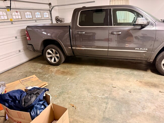 Building Photo - 5200 Skyline Dr