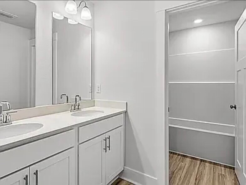 Building Photo - 5583 Clarity St