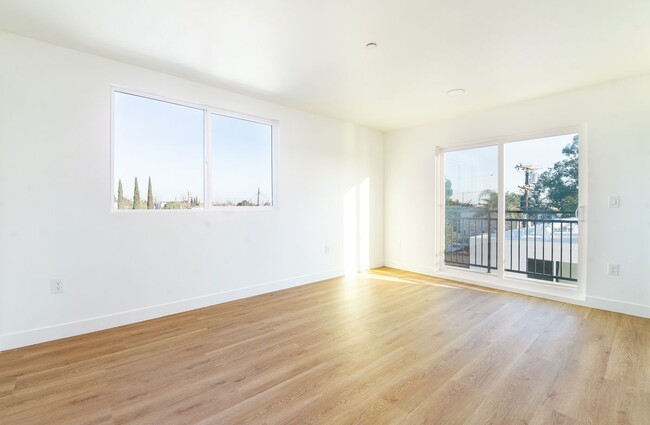 Building Photo - 912 56th St