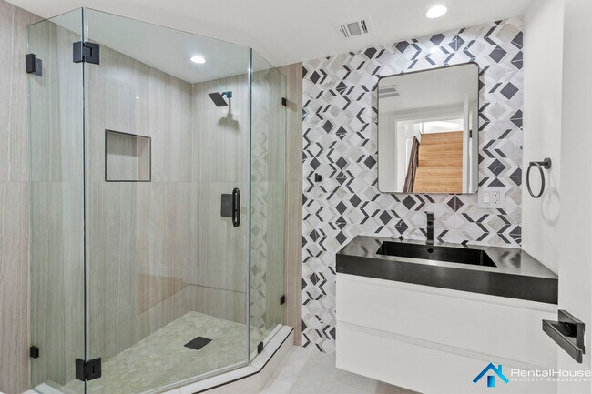 Building Photo - 3005 La Paz Dr