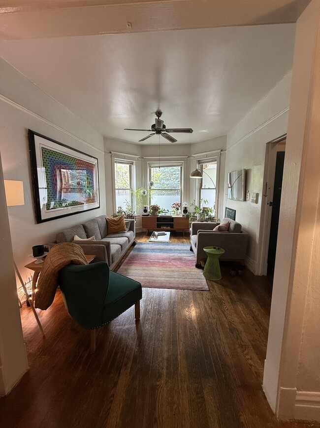 Building Photo - 866 W Buckingham Pl