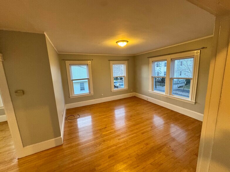 Building Photo - 10 Crescent Hl