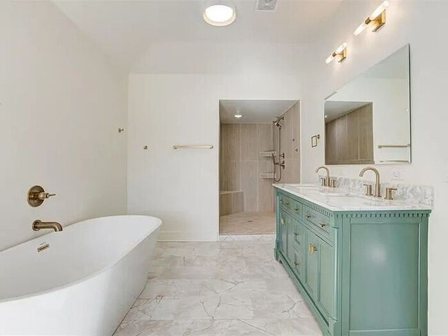 Building Photo - 213 NE 14th St