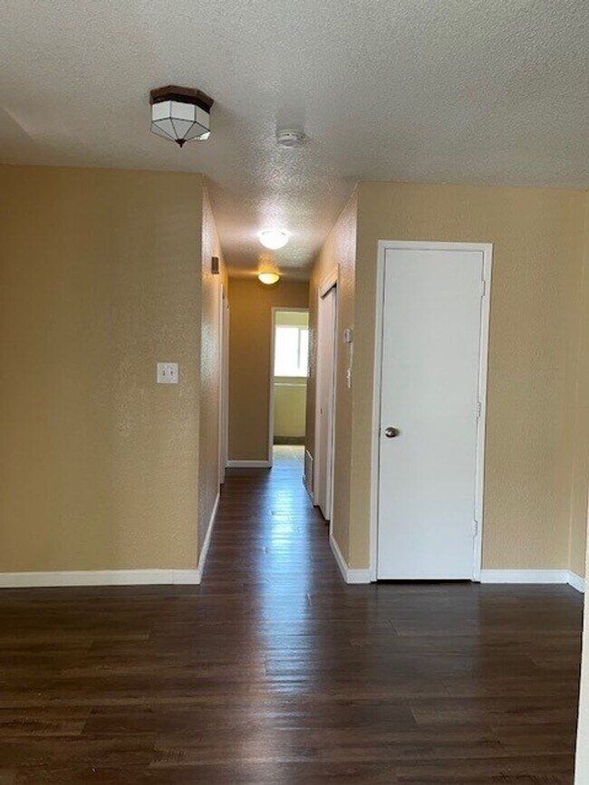 Building Photo - Lease Your Dream Home in the Country!