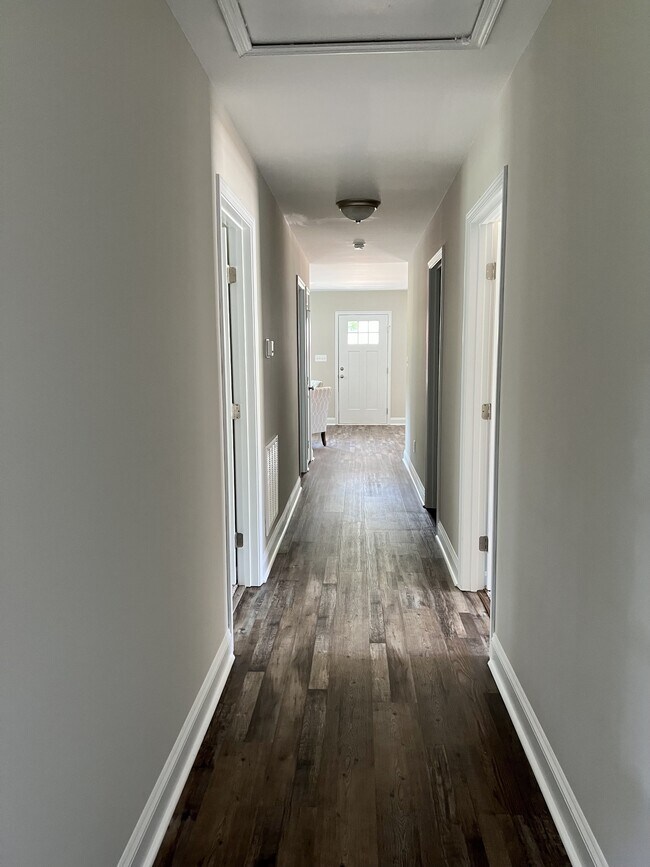 Building Photo - 634 Laundry St