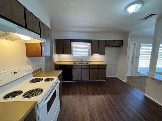 Building Photo - LOVELY 3 BEDROOM HOME NESTLED IN A CUL-DE-...