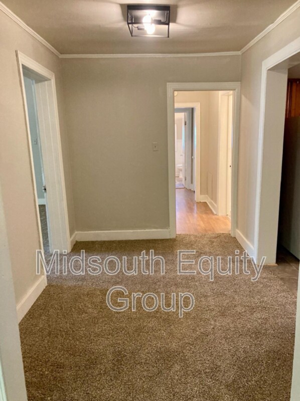 Building Photo - 420 N McLemore Ave