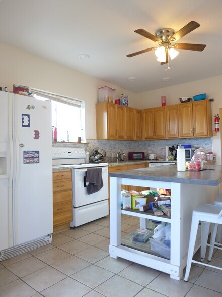 Building Photo - 832 Parker St