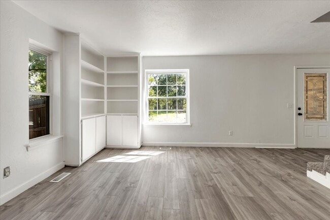 Building Photo - 9710 N Oak Cliff Dr