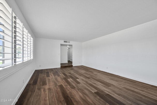 Building Photo - 530 E Fairmont Dr