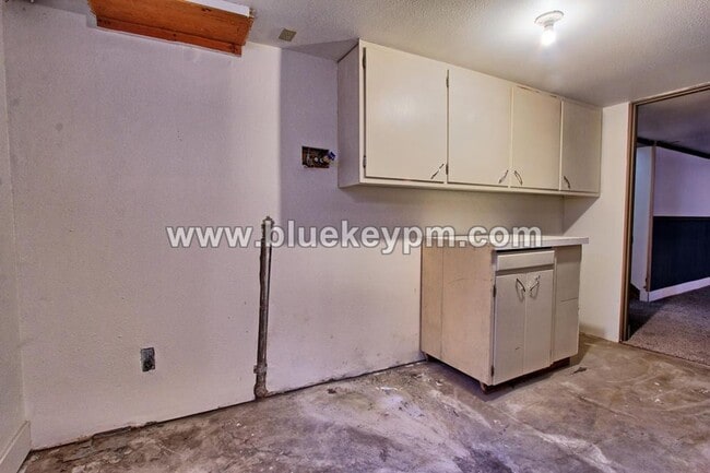 Building Photo - 3 Bed, 2 Bath Craftsman Home on Dead End R...
