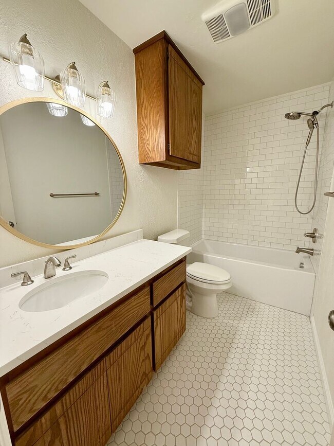 Building Photo - Updated 2 bed, 2 bath, 2 car