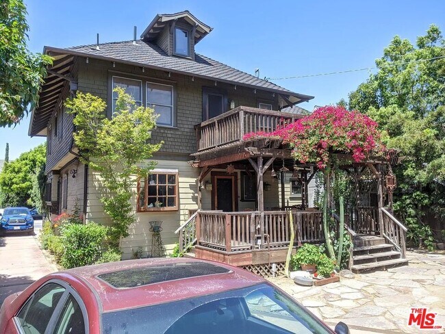 Building Photo - 2810 S Normandie Ave