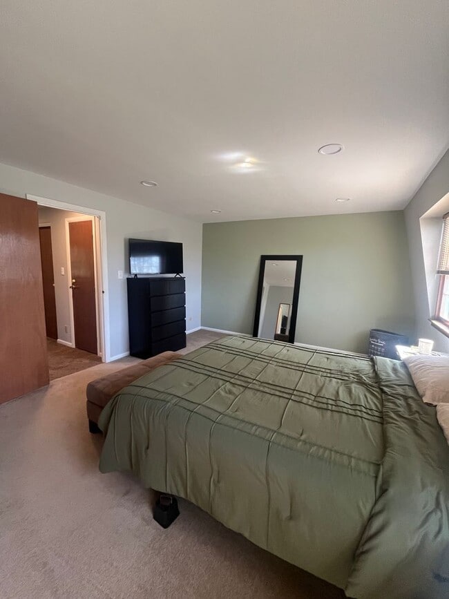 Building Photo - 3 bedroom Condo - Includes resident only c...