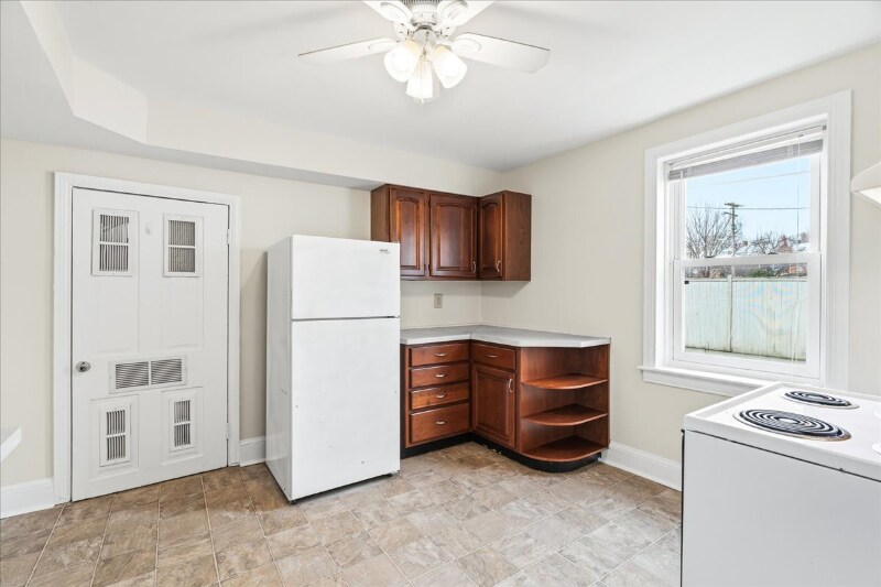 Building Photo - 100 E 8th St