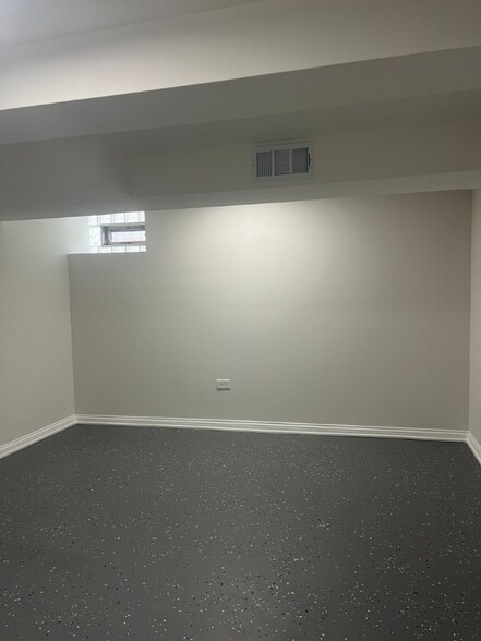 Building Photo - 13709 S School St