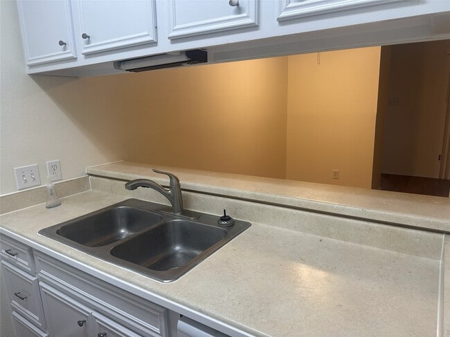 Building Photo - 7009 N Holiday Dr