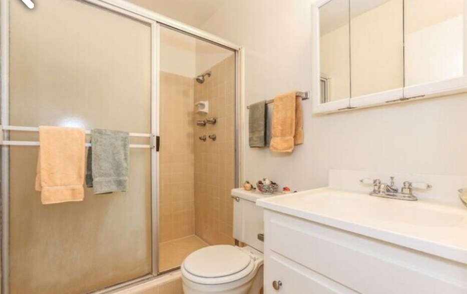 Building Photo - 634 W Sierra Madre Blvd