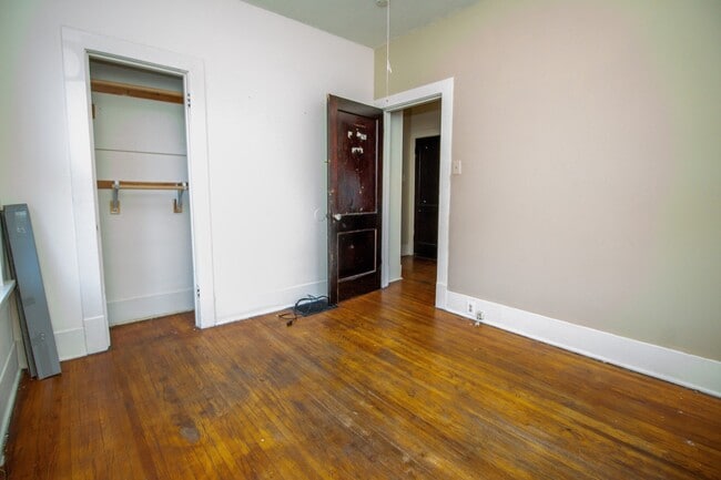 Building Photo - 4bed/2bath House right Downtown!!