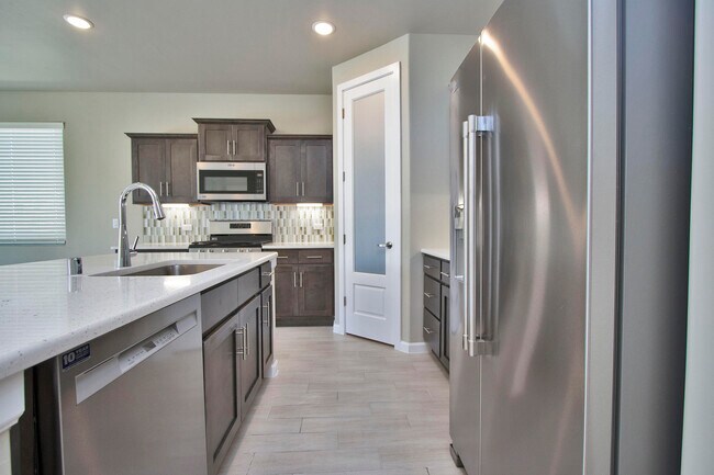 Building Photo - 729 C. Escondida