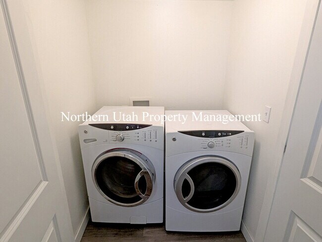 Building Photo - 2 Bed, 1 Bath Lower Unit