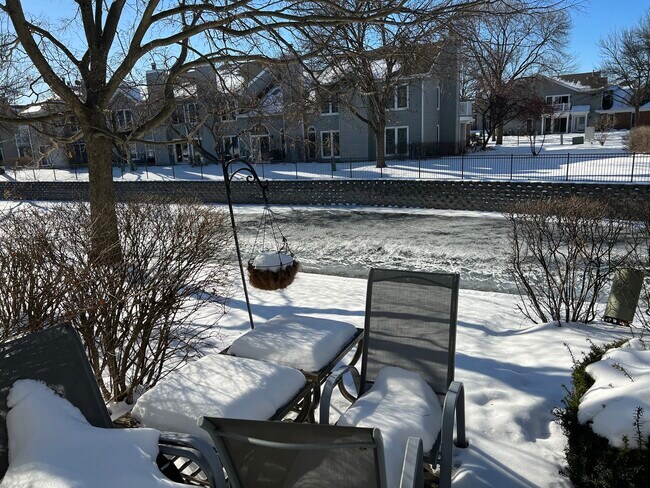 Building Photo - 2004 N Silver Lake Rd