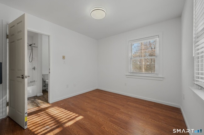 Building Photo - 127 Spithead Rd