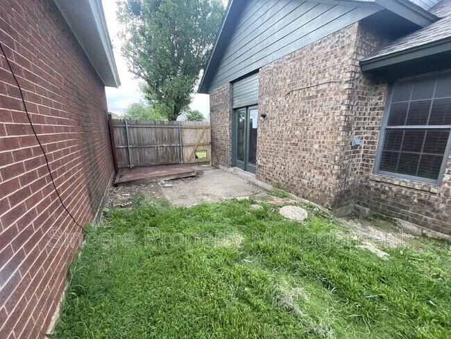 Building Photo - 2121 Lonnie Ln