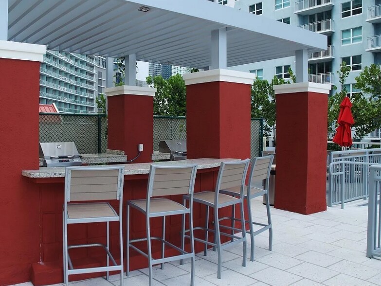 Building Photo - 1155 Brickell Bay Dr