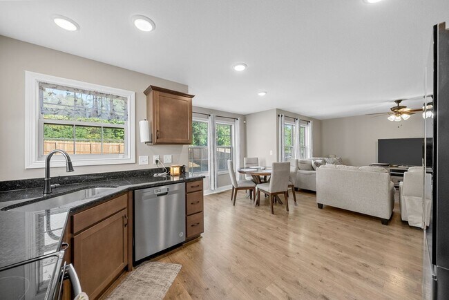 Building Photo - Like New Home Minutes from Fort Campbell!