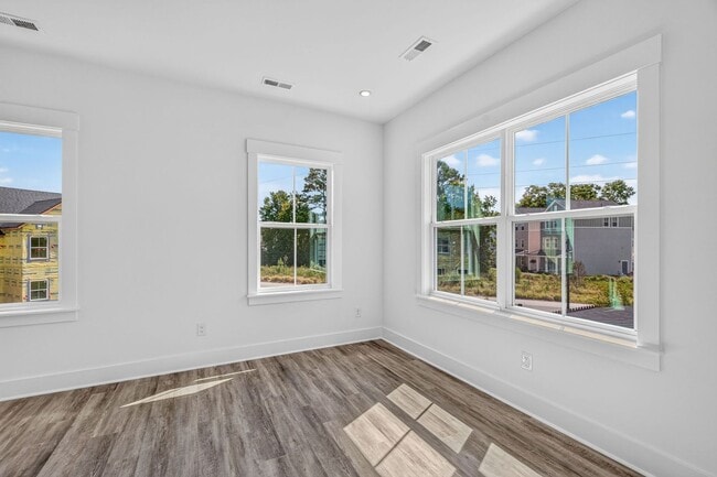 Building Photo - Modern Comfort in the Heart of Johns Island