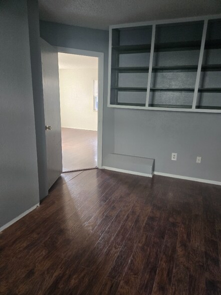 Building Photo - 630 E St Vrain St