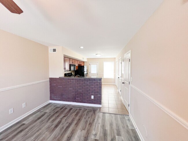 Building Photo - 2 Bedroom 1.5 Bath Townhome