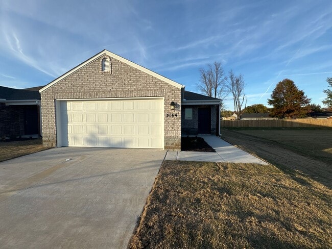 Building Photo - Preleasing Now — Beautiful 3 Bed / 2 Bath Home in Barberry Court!