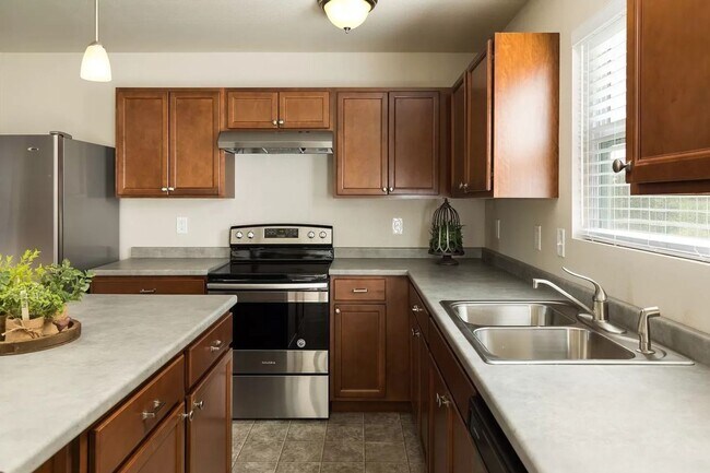 Building Photo - Immediate Occupancy Available