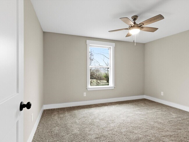 Building Photo - Enjoy privacy and seclusion while still being in Athens City!