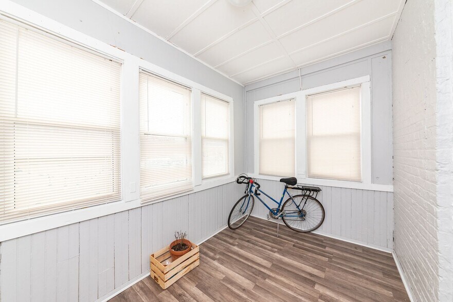 Building Photo - 4014 W Nelson St