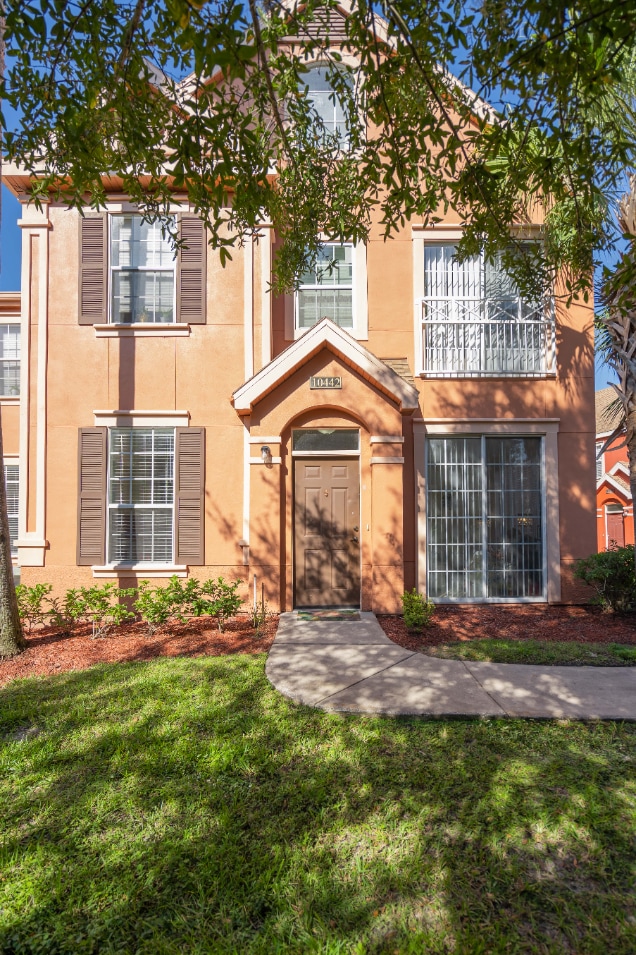 Building Photo - "Charming 2-Bed, 2-Bath Townhouse Retreat in Tampa's Serene White Lake Court!"
