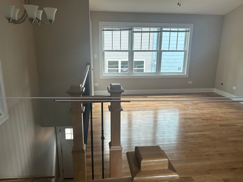 Family room with hardwood floors - 2128 W Leland Ave